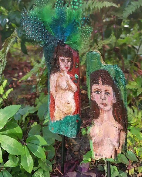 Mes deux petites sorcières (peinture sur bous bois flotté) à voir bientôt a la galerie Berthe et Edgar...