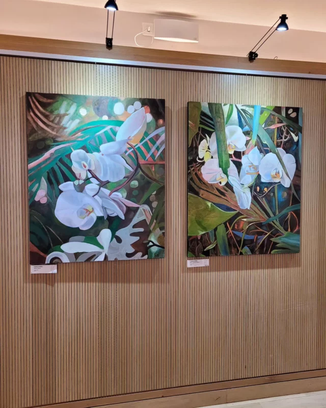 Le salon Art Actuel de Croissy-sur-Seine @scaa2025 est terminé. Merci aux organisatrices d'avoir sélectionné ces deux œuvres dans ce très beau salon. Merci à la Mairie de @ville_de_croissy_sur_seine  d'avoir permis sa continuation ! Ces oeuvres sont en vente à mon atelier ou su RiseArt. 
The Croissy-sur-Seine Art Actuel fair @scaa2025 is over. Thank you to the organizers for selecting these two works for this beautiful fair. Thank you to the Town Hall of @ville_de_croissy_sur_seine for allowing it to continue! These works are for sale at my studio or on RiseArt.
#artforthehome #flowerlovers #flowerpaintings #frenchartist #oilpainting