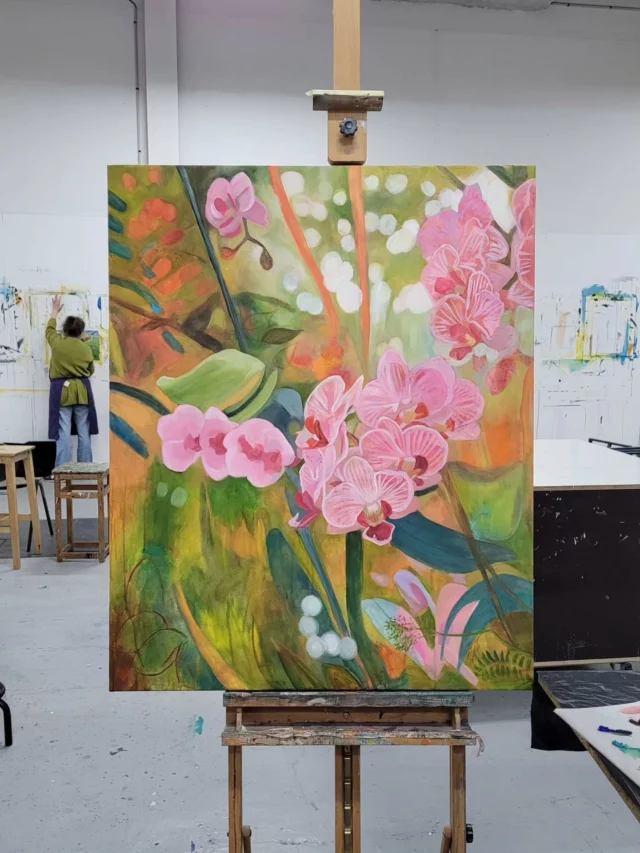 Les ailes des fleurs m'enveloppent, nouvelle toile de la serie  Les serres disponible à la vente. Renseignements en MP. Dans cette peinture à l'huule, j'ai joué avec les couleurs et les formes,  laissant certaines zones floues volontairement pour créer un effet de doyceur.
#artforsale #frenchartist #orchidlovers #oilpainting